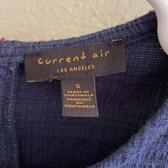 Soft top with puffed sleeves. Cute button back. - Picture 4 of 6